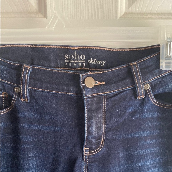 Blue Skinny Jeans Soho NY & Co Size 6 Dark Wash and Subtle Fading Relaxed Fit - Picture 2 of 7